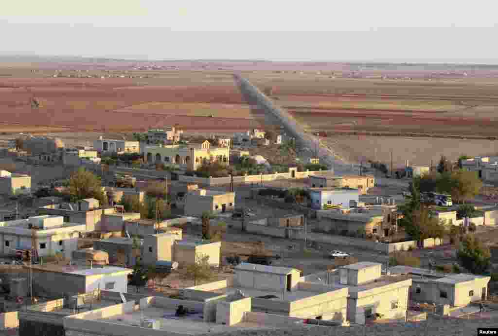 Napušteno kurdsko naselje nadomak Kobanija posle pada u ruke ekstremističke grupe Islamska država. 7. oktobar, 2014. 
