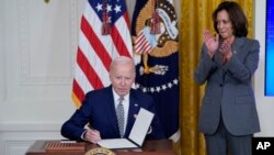 Архівне фото. Президент США Джо Байден підписує закон у Білому домі. AP Photo/Evan Vucci
