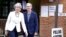 Thủ tướng Anh Theresa May rời phòng phiếu cùng chồng sau khi bỏ phiếu trong cuộc tổng tuyển cử tại điểm bỏ phiếu Maidenhead, xứ Anh, ngày 8 tháng 6, 2017.