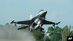 资料照片：一架台湾空军的美制F-16战机在年度汉光演习中从中部嘉义起飞。（2014年9月16日)