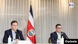 El presidente del Seguro Social, Román Macaya y el ministro de Salud, Daniel Salas informaron este 20 de abril que el cierre de fronteras en Costa Rica continuará hasta el 15 de mayo. [Foto: Cortesía Gobierno de Costa Rica ].