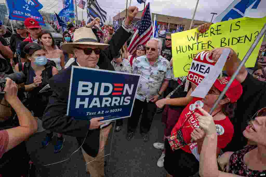 Partidarios de Biden se enfrenta a una multitud de partidarios de Trump, todos se re&#250;nen frente al Departamento de Elecciones del condado de Maricopa mientras se cuentan los votos, en Phoenix, Arizona, el 6 de noviembre de 2020.