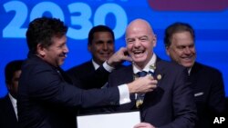 El presidente de la Conmebol, Alejandro Domínguez, izquierda, honra al presidente de la FIFA, Giovanni Infantino, con el collar de honor durante el 78º Congreso de la Conmebol en Luque, Paraguay, el jueves 11 de abril de 2024.