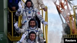 3 phi hành gia quốc tế lên phi thuyền Soyuz tại sân bay Baikonur hôm 2/9.