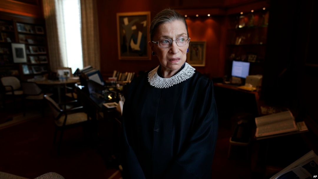 Thẩm phán Tối cao Pháp viện Mỹ Ruth Bader Ginsburg là 1 trong 5 thẩm phán Tối cao Pháp viện đã biểu quyết tán đồng việc hủy bỏ Luật Bảo vệ Hôn nhân