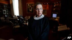 Thẩm phán Tối cao Pháp viện Mỹ Ruth Bader Ginsburg là 1 trong 5 thẩm phán Tối cao Pháp viện đã biểu quyết tán đồng việc hủy bỏ Luật Bảo vệ Hôn nhân