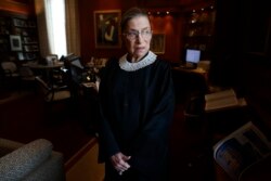 ARCHIVO - La magistrada de la Corte Suprema de Justicia de EE.UU., Ruth Bader Ginsburg en su oficina en Washington, el 24 de julio de 2013.