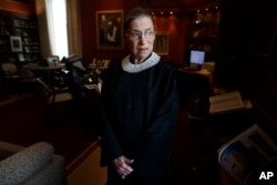 ARCHIVO - La magistrada de la Corte Suprema de Justicia de EE.UU., Ruth Bader Ginsburg en su oficina en Washington, el 24 de julio de 2013.