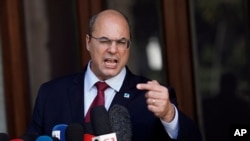 El gobernador del estado de Río de Janeiro, Wilson Witzel, da una conferencia de prensa después que un juez lo suspendió por 180 días mientras se lo investiga por corrupción, en el Palacio de Laranjeiras, Río de Janeiro, Brasil, viernes 28 de agosto de 20