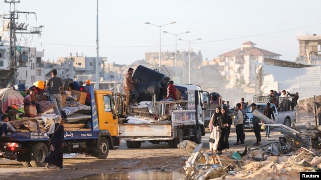 Para pengungsi Palestina yang melarikan diri dari Rafah di selatan Gaza setelah militer Israel mulai mengevakuasi warga sipil menjelang ancaman serangan, naik kendaraan bersama barang bawaan di Khan Younis, Jalur Gaza, Senin, 6 Mei 2024. (Foto: Ramadan Abed/Reuters)