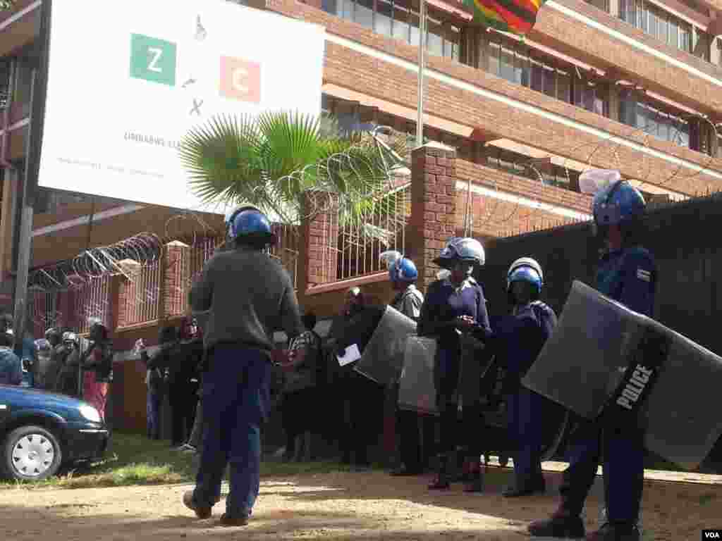 Abehlomile amapholisa