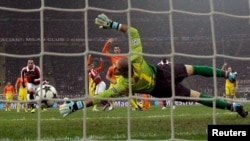 Kevin-Prince Boateng dari AC Milan (tengah) berhasil membobol pertahanan gawang Barcelona dalam pertandingan Liga Champions di stadion San Siro, Milan, 20 February 2013. (REUTERS/Tony Gentile). Pihak berwenang Italia dikabarkan telah menangkap Admir Suljic yang diyakini sebagai kaki tangan Tan Seet Eng, yang dituduh menjalankan jaringan pengatur skor pertandingan sepakbola, yang berbasis di Singapura.