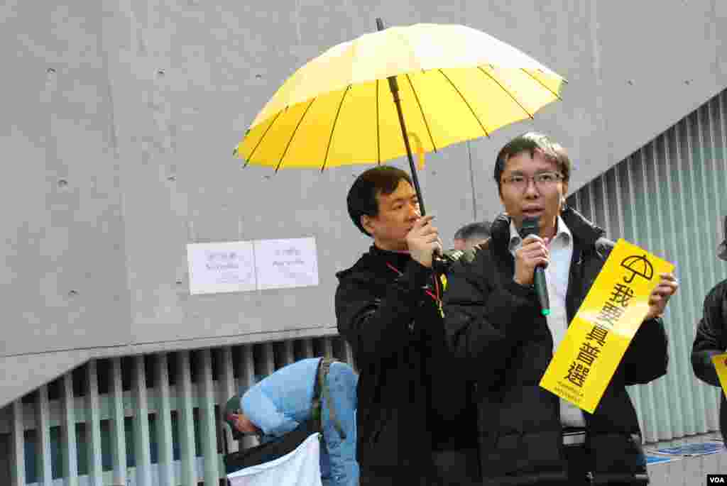 香港人口政策关注组召集人谭凯邦(手持麦克风者)在集会发言表示，警察滥用儿童保护令