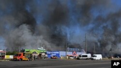 Дым над гипермаркетом «Эпицентр» в Одессе после российского удара 24 августа 2026 года (Фото: AP Photo/Michael Shtekel)