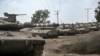 2023 年 10 月 13 日，以色列陆军“梅卡瓦”主战坦克沿以色列南部加沙地带边境部署，以色列与巴勒斯坦哈马斯运动之间的战斗已连续第七天持续。
