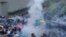 港警方向示威者发射催泪弹（美国之音海彦拍摄）
