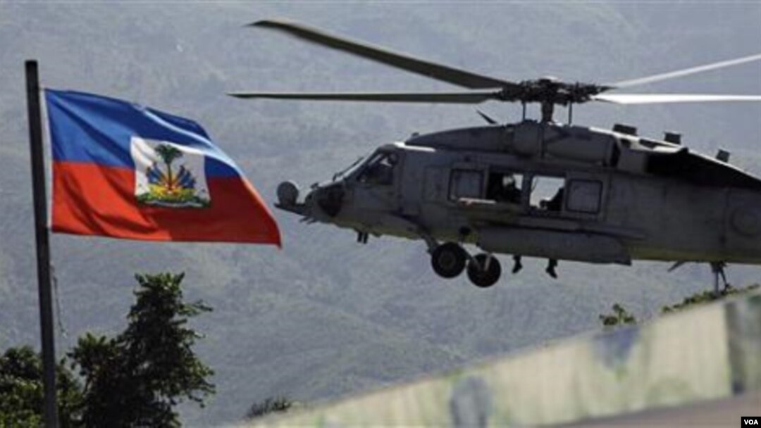 Helikopter AL Amerika ikut membantu melakukan distribusi bantuan bagi korban gempa Haiti.