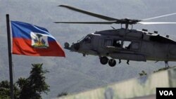 Helikopter AL Amerika ikut membantu melakukan distribusi bantuan bagi korban gempa Haiti.