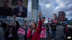 Keluarga dan pendukung warga Israel yang disandera di Jalur Gaza memegang foto para sandera dalam demo menuntut pembebasan mereka dari penahanan Hamas, di Tel Aviv, Israel, 13 Februari 2025. (Foto: Oded Balilty/AP Photo)
