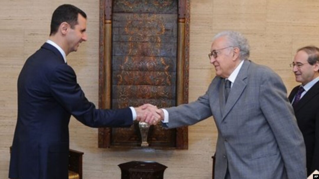 Presiden Suriah Bashar al-Assad (kiri) saat menerima utusan internasional untuk Suriah, Lakhdar Brahimi di Damaskus (21/10). Damaskus menyetujui gencatan senjata selama liburan Idul Adha.