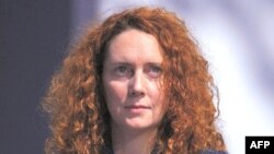 Direktorka britanskog tabloida Njuz internešenel, Rebeka Bruks, podnela je ostavku u jeku skandala zbog hakovanih mobilnih telefona