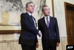 Menteri Luar Negeri AS Antony Blinken (kiri) berjabat tangan dengan Direktur Kantor Komisi Luar Negeri Pusat China Wang Yi di Diaoyutai State Guesthouse di Beijing pada 19 Juni 2023. (Foto: AFP)