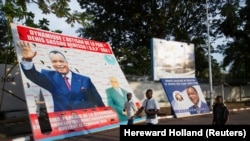 Un panneau publicitaire annonce la candidature du président de la République du Congo, Denis Sassou Nguesso, lors de la campagne de 2021, à Brazzaville, en République du Congo, le 17 mars 2021. 