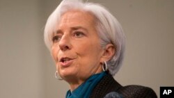 Direktur IMF Christine Lagarde mengumumkan persetujuan dana talangan baru bagi Ukraina (foto: dok).