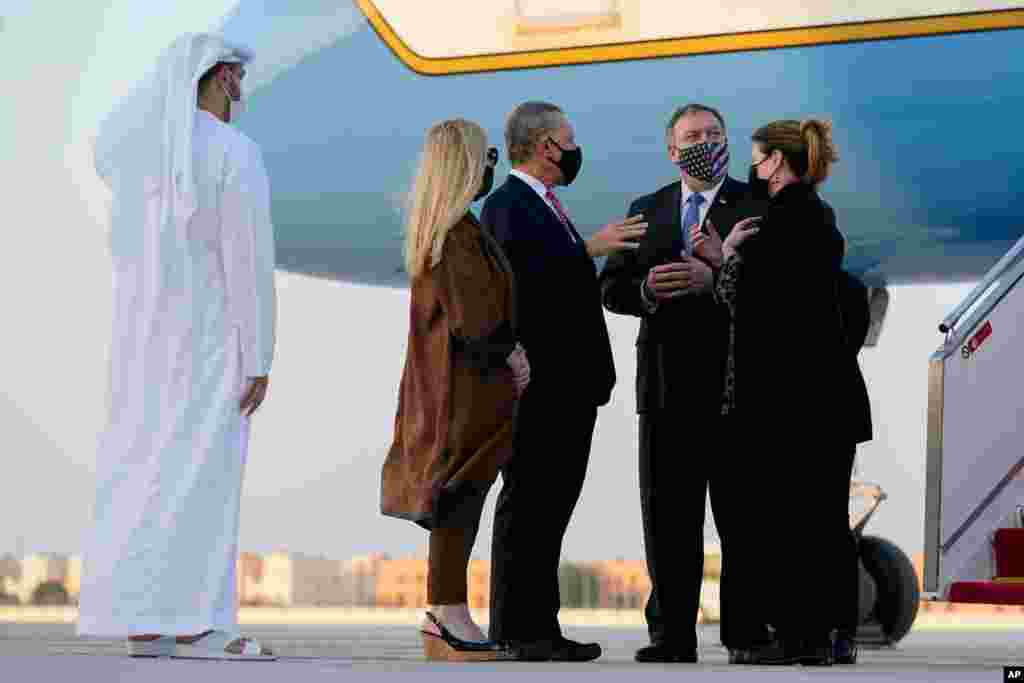 유럽과 중동 7개국 순방 일정으로 아랍에미리트(UAE)의 아부다비 공항에 도착한 마이크 폼페오 미국 국무장관과 부인 수잔 폼페오 여사를 존 라콜타 주 UAE 미국 대사와 부인 테리 라콜타 여사가 환영하고 있다. 