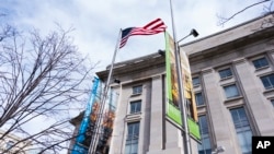 ARCHIVO - Una bandera estadounidense ondea en la fachada de la sede de la USAID en Washington, el 7 de febrero de 2025.