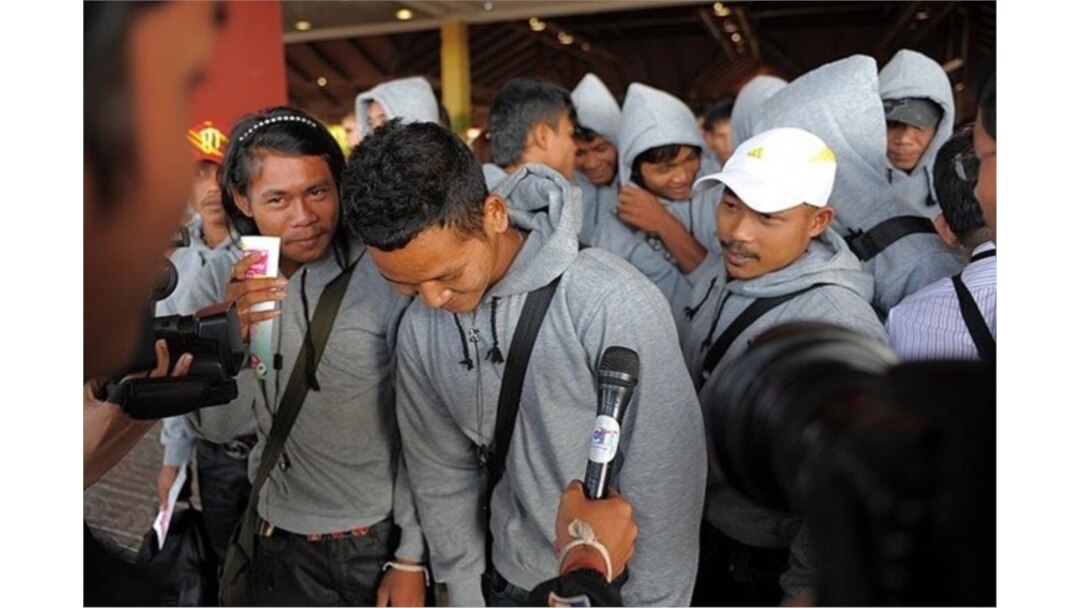 Pescadores camboyanos traficados como esclavos regresan de Indonesia tras ser liberados o haber escapado de condiciones de esclavitud en botes tailandeses, en el Aeropuerto Internacional de Phnom Penh, en diciembre del 2011.