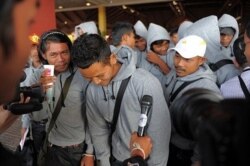 Pescadores camboyanos traficados como esclavos regresan de Indonesia tras ser liberados o haber escapado de condiciones de esclavitud en botes tailandeses, en el Aeropuerto Internacional de Phnom Penh, en diciembre del 2011.