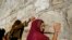 Une femme touche le mur des Lamentations, à Jérusalem, le 21 juin 2009. (Photo: REUTERS/Ammar Awad)