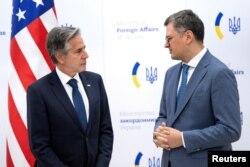 토니 블링컨(왼쪽) 미 국무장관이 6일 크이우(러시아명 키예프)에서 드미트로 쿨레바 우크라이나 외무장관과 회동하고 있다.