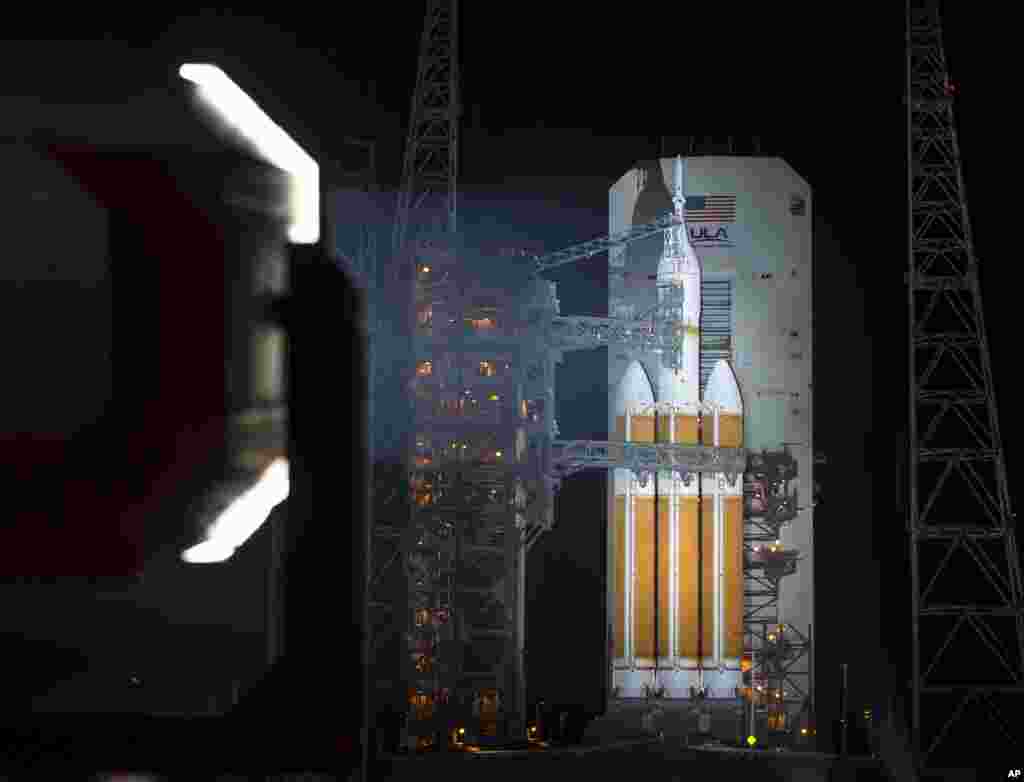 Sur cette image fournie par la NASA, la fusée United Launch Alliance Delta IV Heavy est aperçue avec le vaisseau spatial Orion de la NASA monté au sommet jeudi 4 décembre 2014.