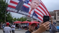 Pristalica predsednika Trampa snima selfi ispred arene Banka Oklahome u Talsi, 19. juna 2020.