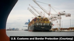 资料照片：停靠在美国巴尔的摩港的货轮。(2000年1月1日)