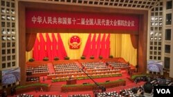 李克强在本届人大开幕式上作政府工作报告。（2016年3月5日 美国之音金子莹拍摄）