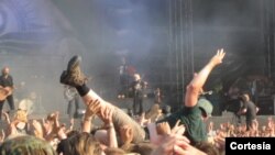 Los fans celebran el heavy metal en el festival de Wacken.