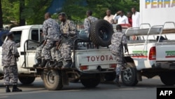 Policiers burundais patrouillant suite à une attaque à la grenade à Bujumbura, Burundi.