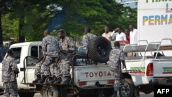 Des policiers burundais patrouillent dans Bujumbura, 15 février 2016.