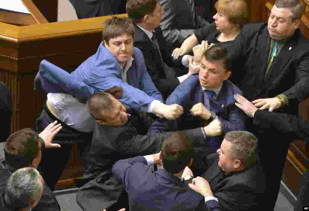 Legisladores comunistas e legisladores do Partido Svoboda (da liberdade) agridem-se durante uma sessão parlamentar no Verkhovna Rada, o paralmento ucraniano em Kiev.