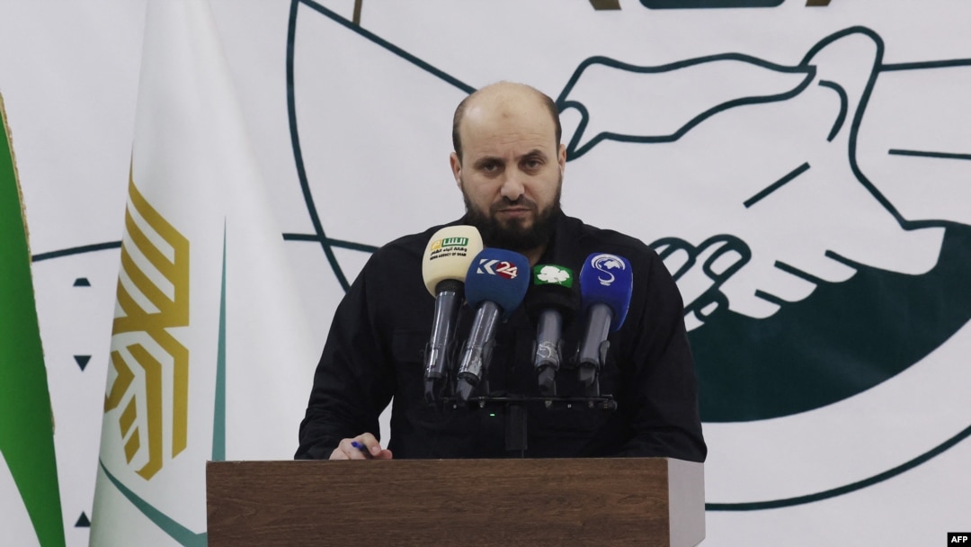 ARCHIVO - Mohammed Bashir durante una conferencia de prensa en el bastión rebelde de Idlib, en el noroeste de Siria, el 28 de noviembre de 2024.