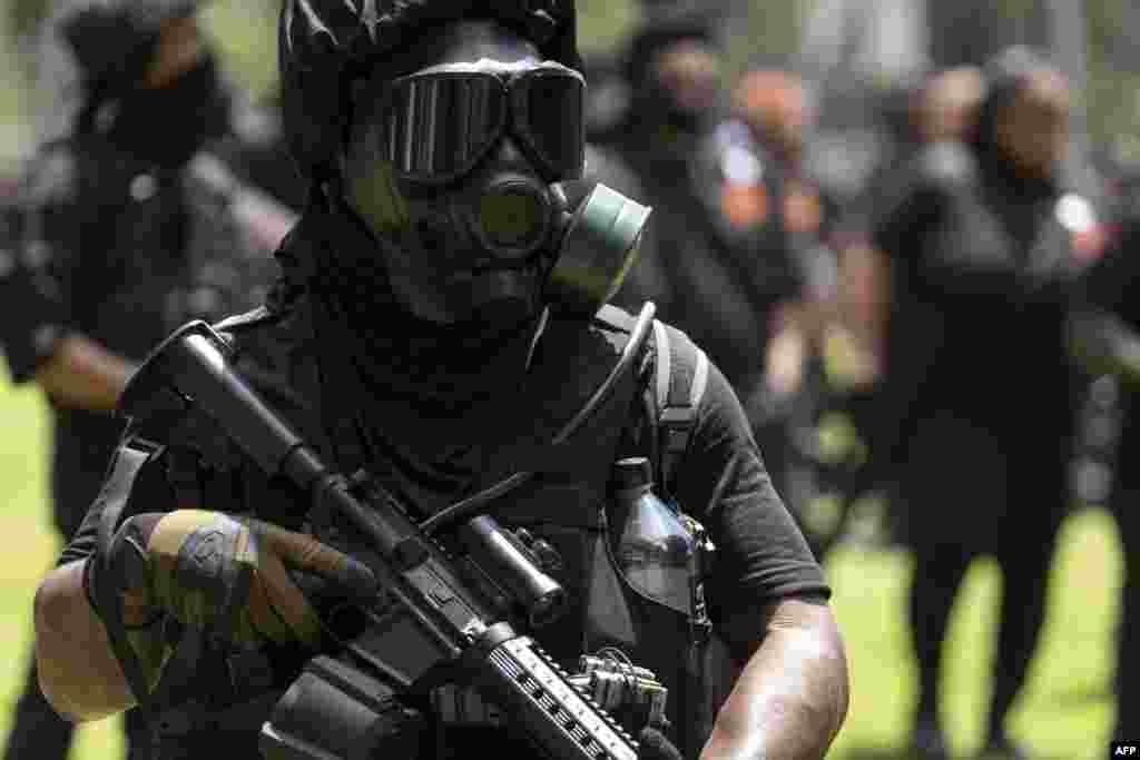 مسلح مارچ میں شریک بعض افراد نے خطرناک گیسز سے بچنے والے ماسک بھی پہنے ہوئے تھے۔