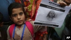 Une petite fille lors d'une manifestation dénonçant le viol et le meurtre à Kasur de Zainab, Karachi, Pakistan, 11 janvier 2018.