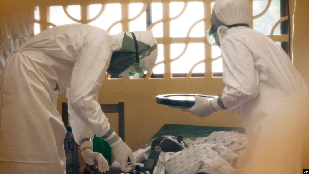 Bác sĩ người Mỹ Kent Brantly (trái) chữa trị cho bệnh nhân nhiễm Ebola tại Monrovia, Liberia. (Hình năm 2014).