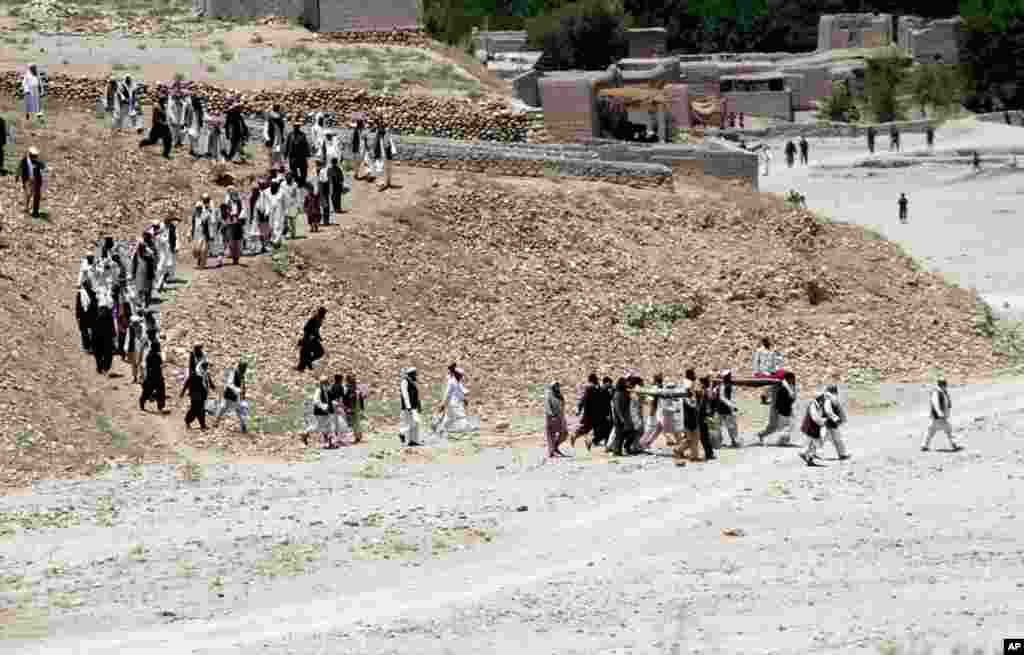 Əlinqar mahalında yol kənarına yerləşdirilmiş bomba hücumu 7 nəfərin ölümünə səbəb olub - 3 iyun, 2013 