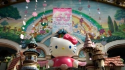 Sebuah patung Hello Kitty menyambut para pengunjung di Sanrio Puroland dalam perayaan ke-50 di Tama, pinggiran Tokyo, 1 November 2024. (Foto: Hiro Komae/AP Photo)