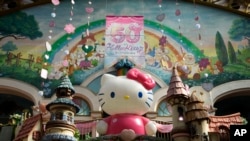 Sebuah patung Hello Kitty menyambut para pengunjung di Sanrio Puroland dalam perayaan ke-50 di Tama, pinggiran Tokyo, 1 November 2024. (Foto: Hiro Komae/AP Photo)