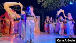 Esta danza en El Salvador fue parte de las festividades de la Epifanía y representan la adoración y el homenaje que los Reyes Magos rindieron al niño Jesús el 5 de enero de 2025. [Fotografía Karla Arévalo / VOA] 